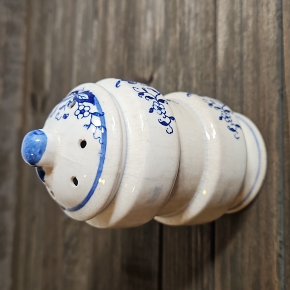 Vintage Blue Onion Salt Shaker if you have the pepper & need the salt here it is - Picture 4 of 6